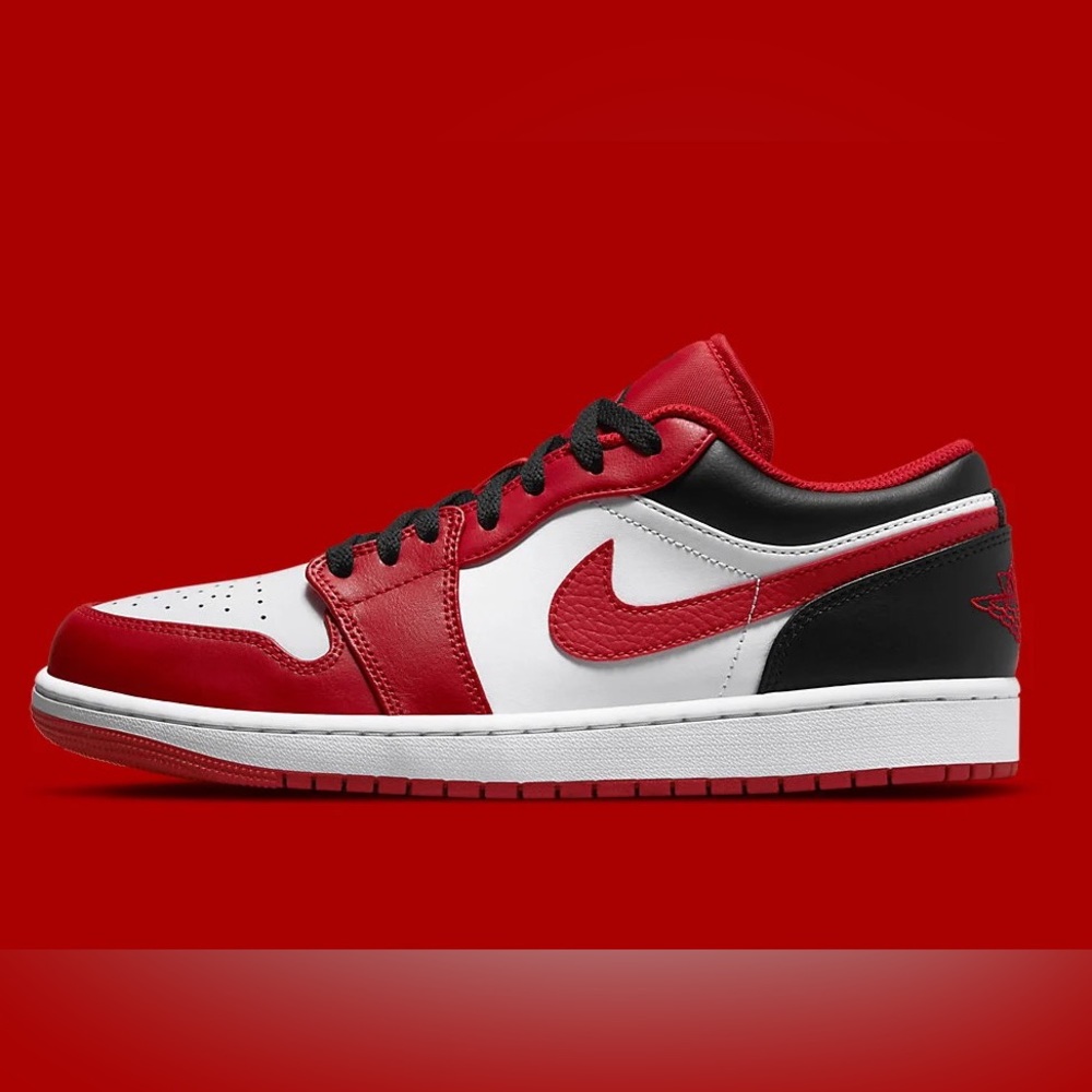 Air Jordan 1 Low “Bulls” sneakers, New in Box, M13